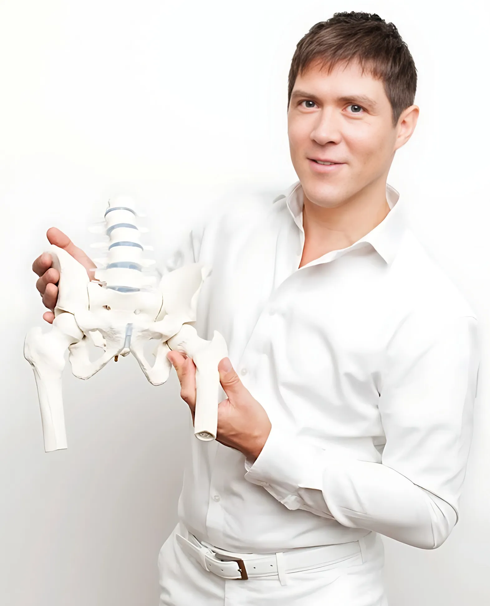 Dr. med. Alexander Moser mit einem anatomischen Hüftmodell